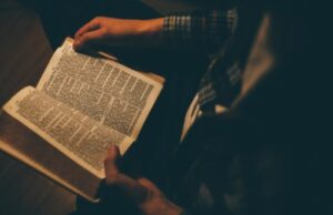 significado bíblico de la palabra falacia, que significa falacia segun la biblia? que es una falacia o una falsa verdad?